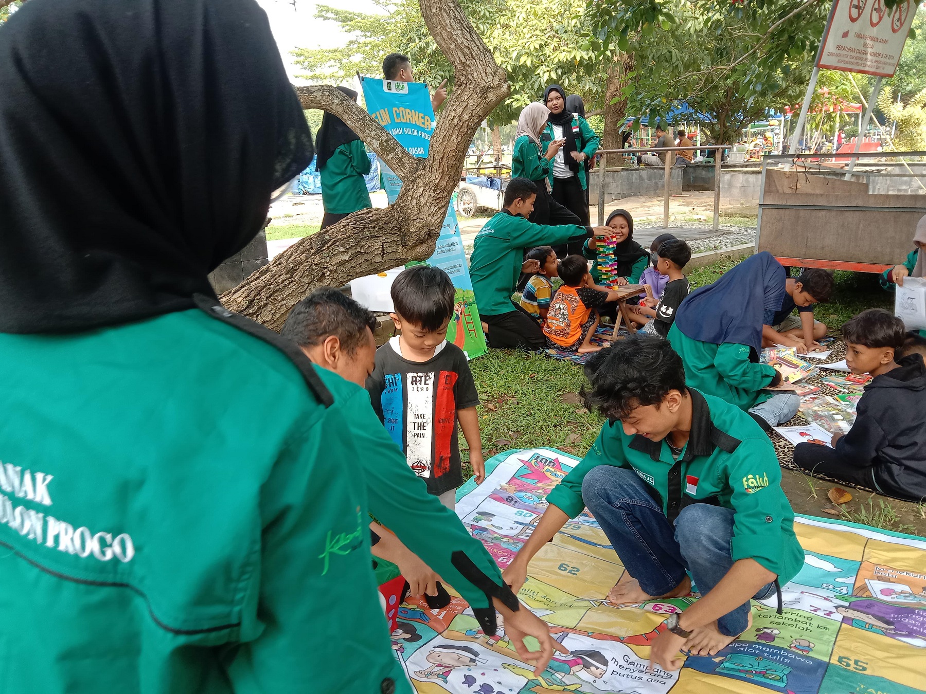 Rafi Aura sedang duduk (jongkok) dalam salah satu kegiatan FAKP di Kulon Progo
